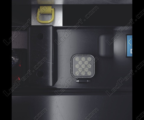 Exemplo de instalação da Luz de marcha atrás LED Osram LEDriving Reversing FX120S-WD - Cuadrado