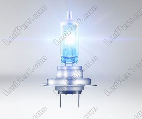 Lâmpada halógena H7 Osram Cool Blue Intense NEXT GEN produzindo iluminação com efeito LED