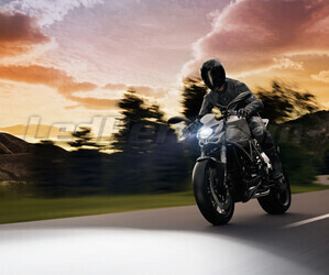 Moto na estrada equipada com lâmpadas de moto H4 LED Osram Easy 12V