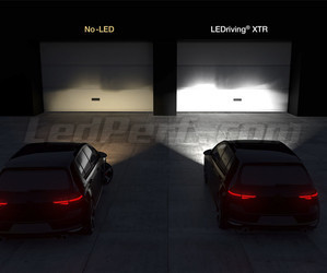 Faróis de automóvel comparação antes e após instalação das Osram H7 LED XTR em frente a portão de garagem.