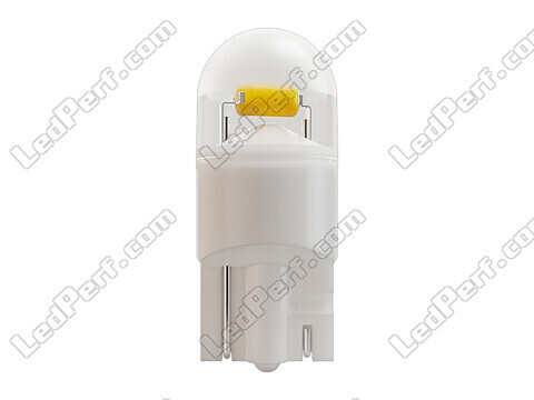 Close-up de uma lâmpada LED W5W Osram Night Breaker Homologada