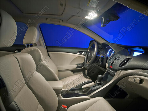Interior de um carro equipado com lâmpadas LED Philips W5W PRO6000 6000K homologadas