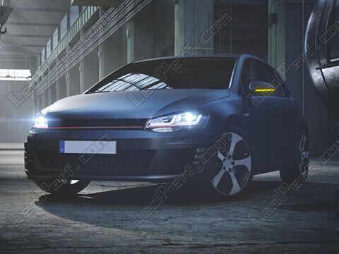 Volkswagen Touran V4 vista de frente equipada com os piscas dinâmicos Osram LEDriving® para retrovisores